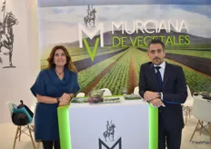 Dori Serrano, directora comercial de Murciana de Vegetales, con su compañero. 